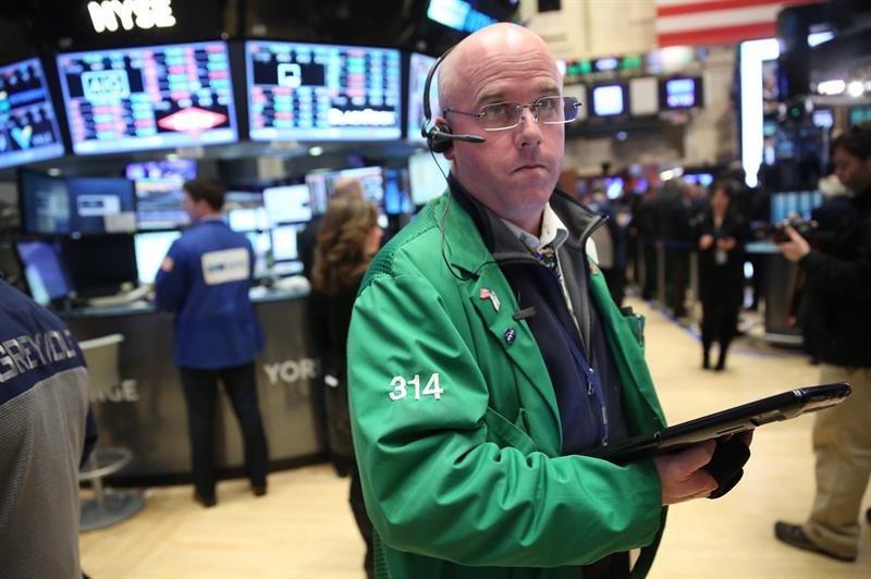  Î— Wall Street Î±Î½Î¿Î¯Î³ÎµÎ¹ Î¼Îµ Î±Ï€ÏŽÎ»ÎµÎ¹ÎµÏ‚ ÎºÎ±Î¹ Î¿ Dow Jones Î¼ÎµÎ¹ÏŽÎ½ÎµÏ„Î±Î¹ ÎºÎ±Ï„Î¬ 0,52%