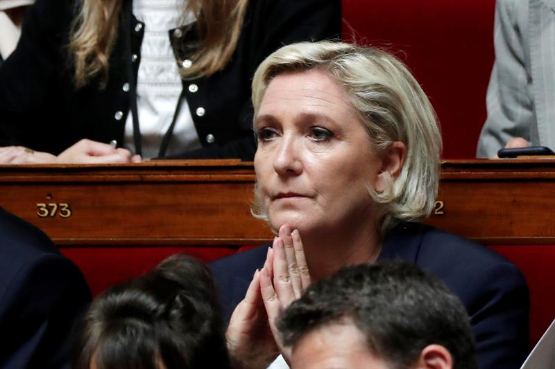  Î— FN ÎºÎ±Î¹ Î· Marine Le Pen, Ï„ÏÎ¬Ï€ÎµÎ¶Î± ÏƒÏ„ÎµÏÎ·Î¼Î­Î½Î·, ÎºÎ±Ï„Î±Î³Î³Î­Î»Î»Î¿Ï…Î½ Î¼Î¹Î± Ï€Î¿Î»Î¹Ï„Î¹ÎºÎ® ÎµÏ€Î¹Ï‡ÎµÎ¯ÏÎ·ÏƒÎ·